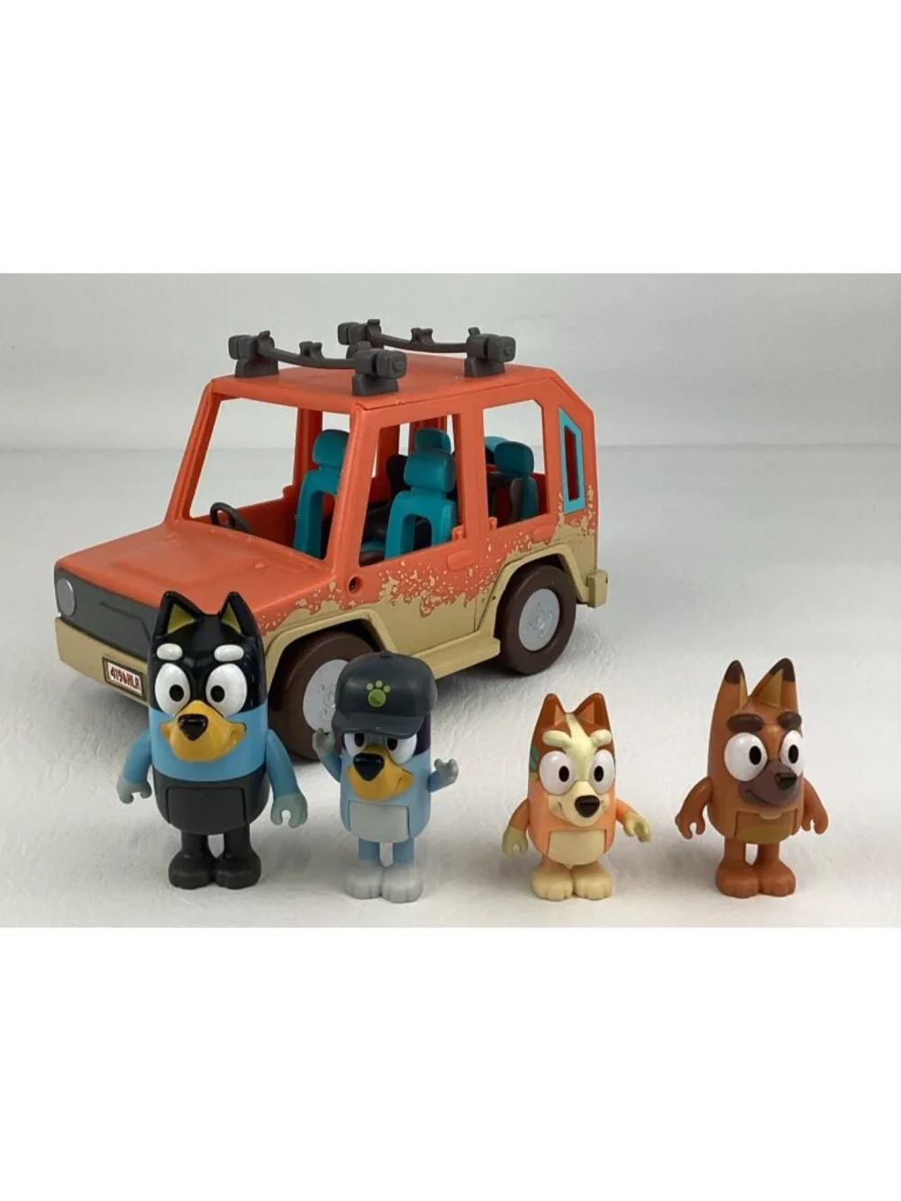Moose Bluey Heeler Family Car Station Wagon Sandy Beach w Figures Bundle 2018
